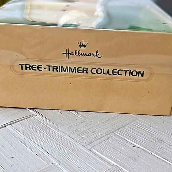 Hallmark Keepsake 1979 The Skating Snowman Ornament in Box 4" x 2.75" Open Box - Picture 8 of 9